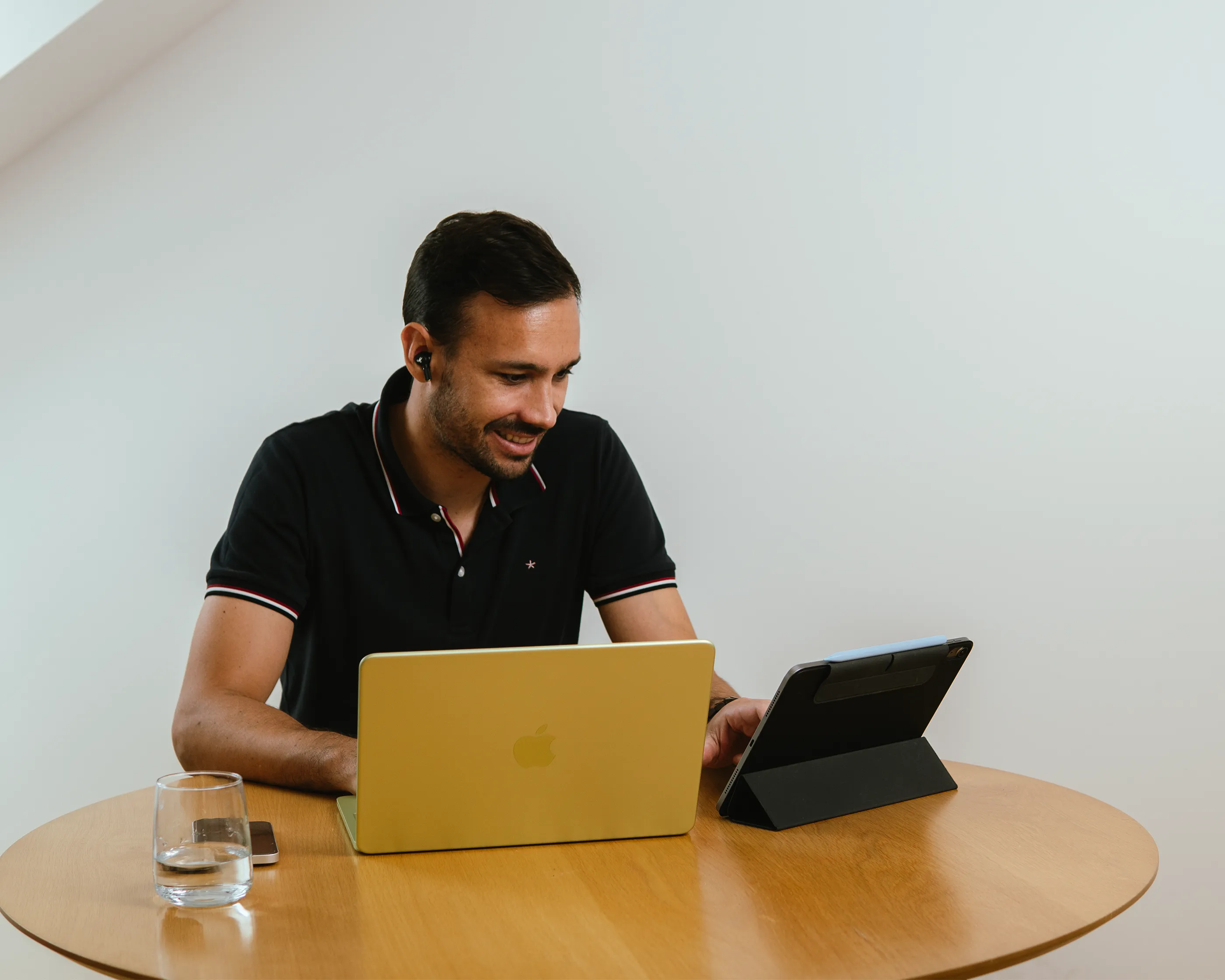 Felipe Ibar trabajando en su computador, rodeado de resultados de búsquedas, redes sociales y conversiones